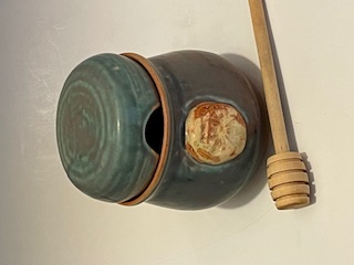 Ceramic honey pot